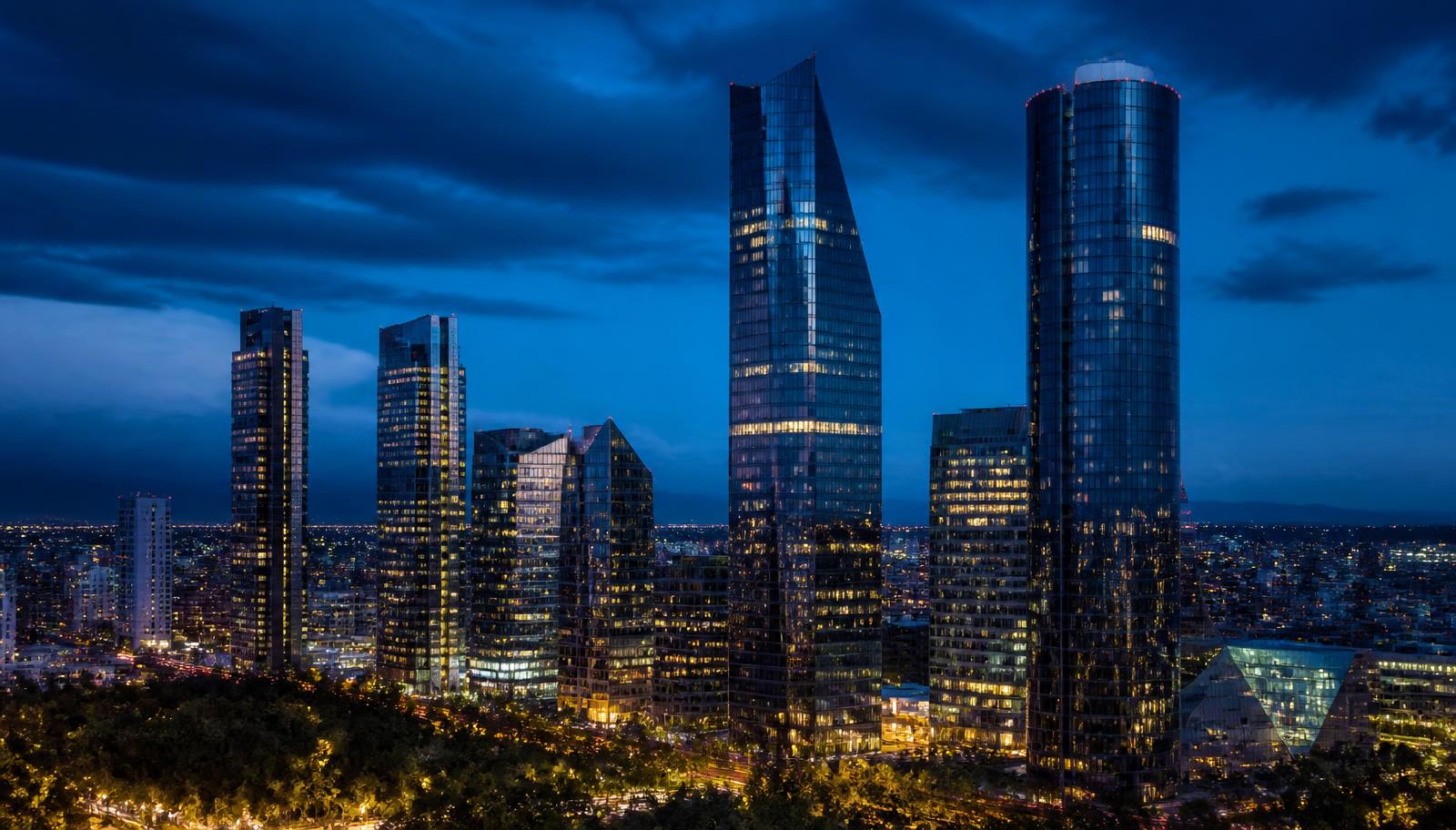 Panorámica nocturna del skyline corporativo de la Ciudad de México